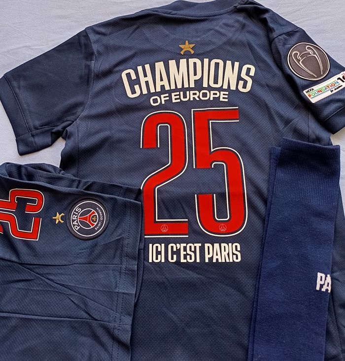 Superbe kit football Etoile enfant ( Collector Champions 2025 ) taille 4 ans + patchs