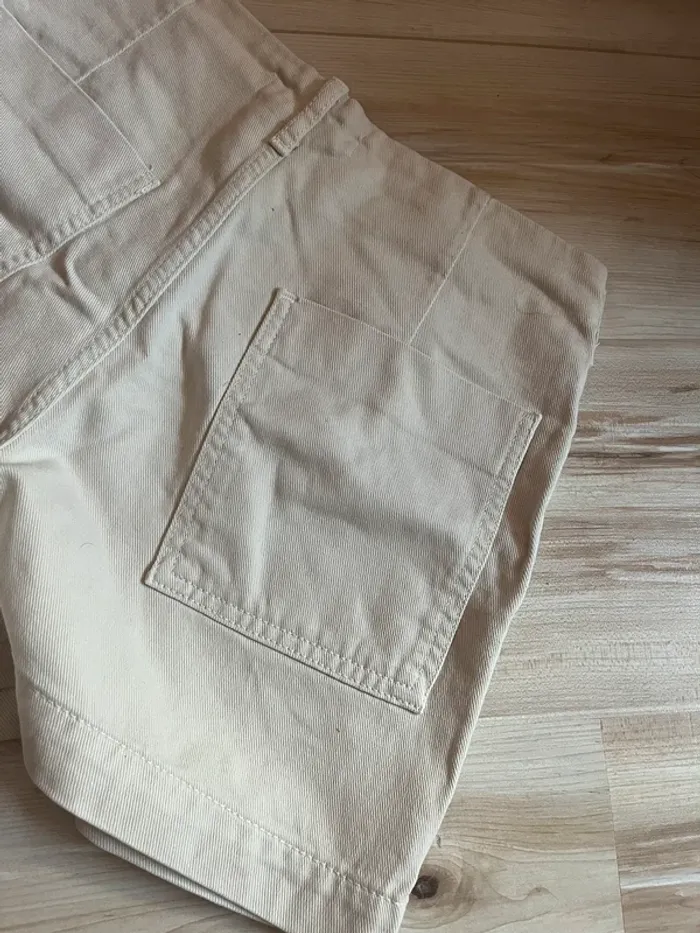 short crème beige à boutons doré zara - photo numéro 7
