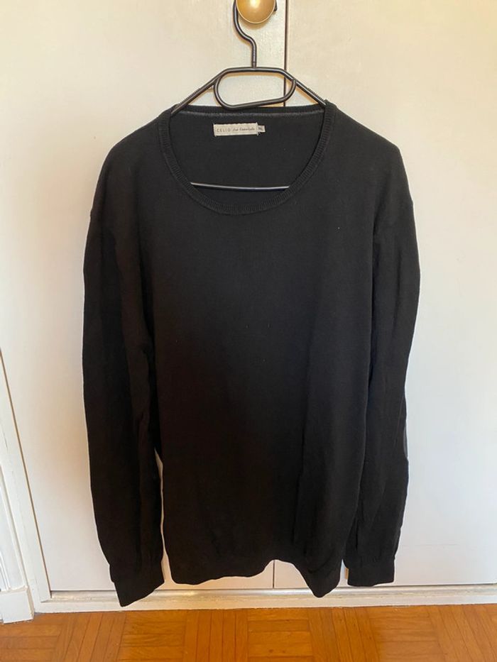 Pull noir avec rond gris au niveau des coudes - photo numéro 3