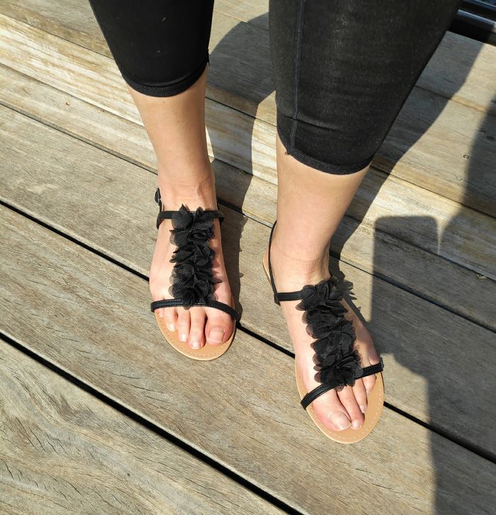 Sandales noires pointure 40 - photo numéro 2