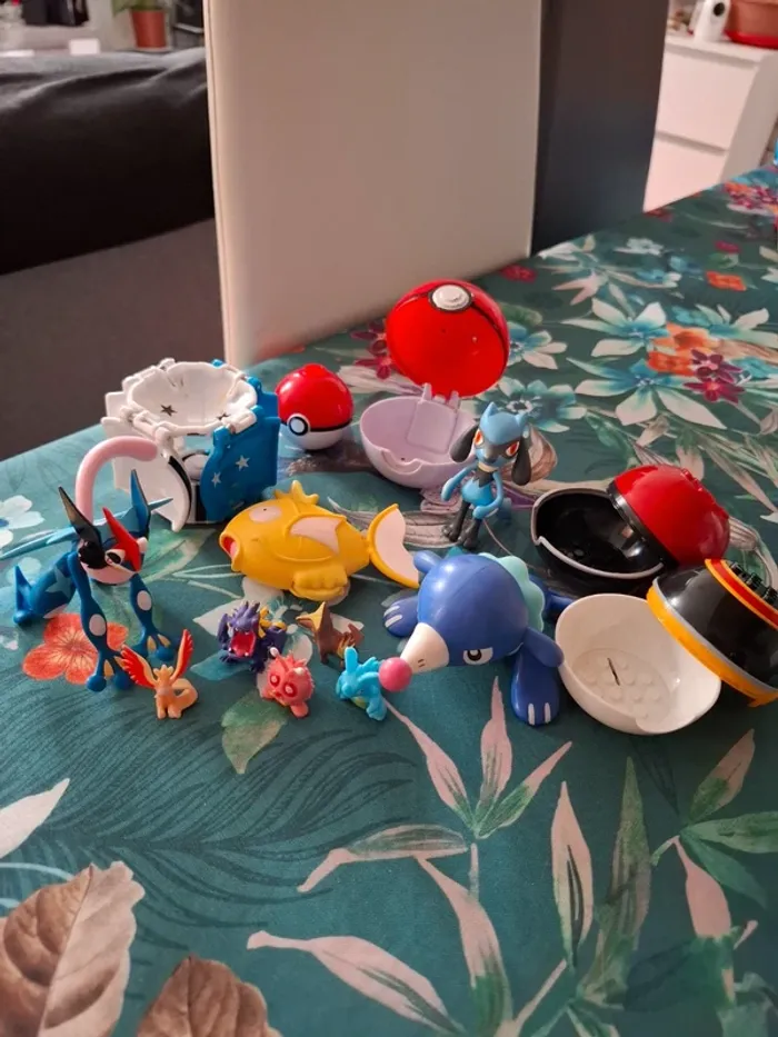 Magnifique lot de pokeball avec figurine