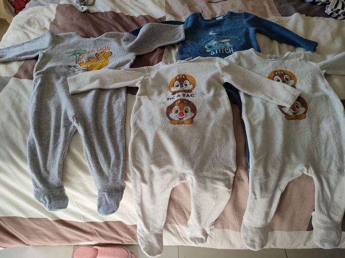 4 pyjamas velours Disney : 2 x9mois + 2x12 mois