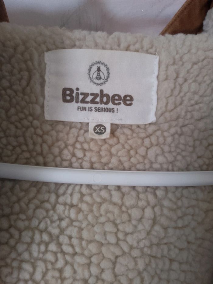 Manteau fourré d'hiver avec bandes marron, blanche, bleu marine foncé à capuche" Bizzbee" taille XS - photo numéro 3