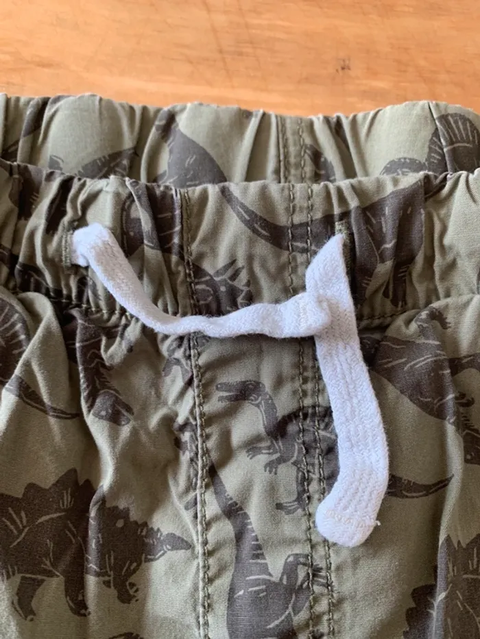Short bermuda dinosaure h&m taille 8 ans - photo numéro 3