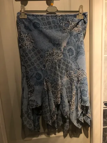jupe mi longue bleu a motif fleuris