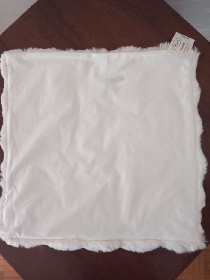 Housse de coussin blanche motifs fausse fourrure très doux neuve avec étiquette 45x45cm - photo numéro 3