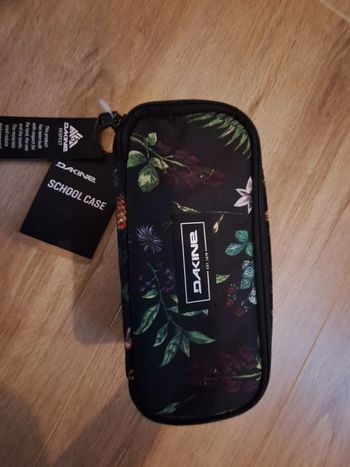🌿 Trousse scolaire Dakine à motif floral 🌿