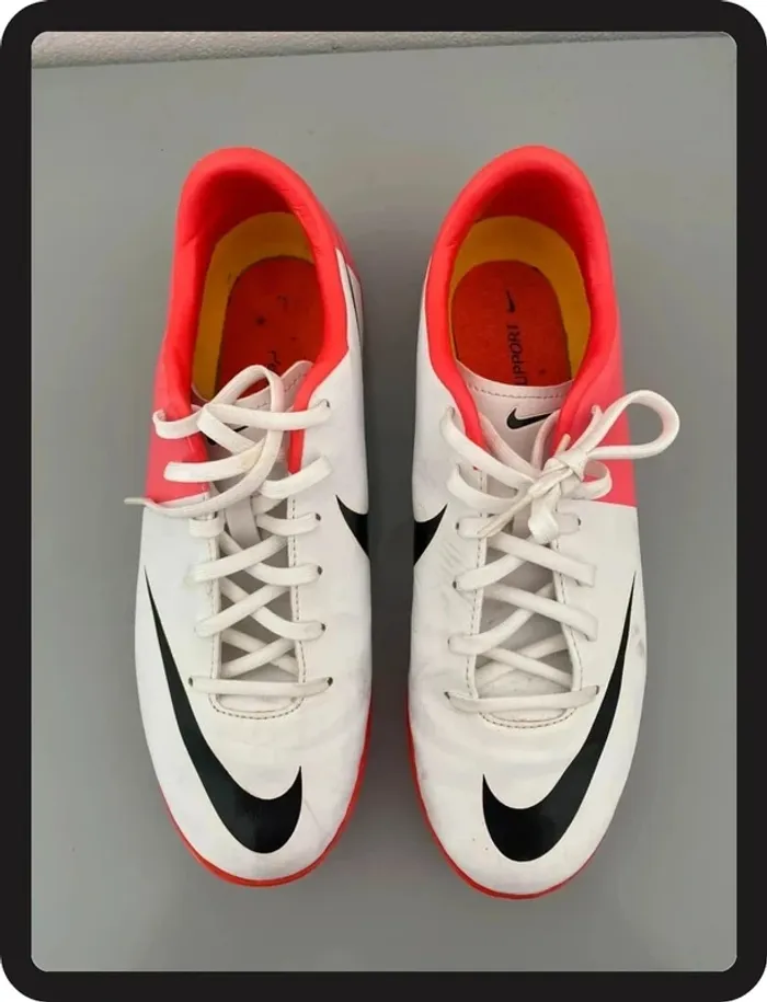 Nike Chaussures Football blanche & Rose Taille 38,5 - photo numéro 2