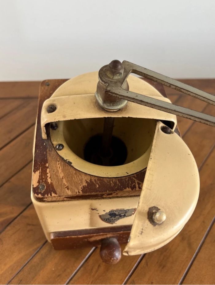 Moulin à café Peugeot frères vintage - année 1950 - en bois et émail - photo numéro 5