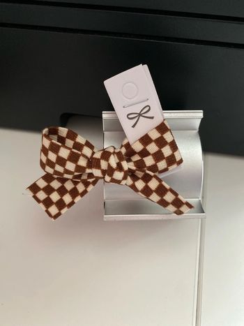 Pince avec noeud beige et marron à carreaux