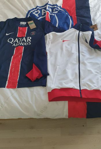 Veste paris-saint-germain plus maillot paris-saint-germain saison 2024 2025 produits  neufs jamais porté dans son emballage d'origine.
