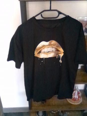 T-shirt   noir avec  bouche taille 40