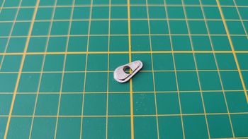 Base du rétroviseur gauche 83D n°83 pièce détachée Porsche 911 Carrera RS 2.7 1/8 1/8ème Altaya #B37