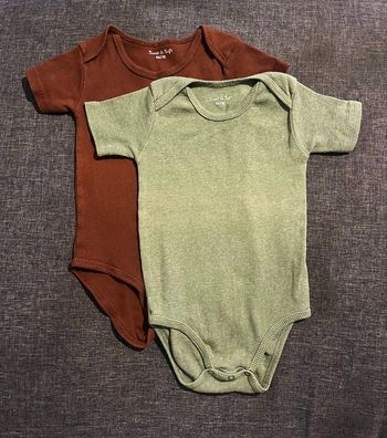 Lot 2 bodies manches courtes 86/92cm