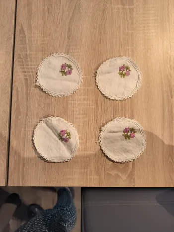 Lot de 4 sous verres brodés
