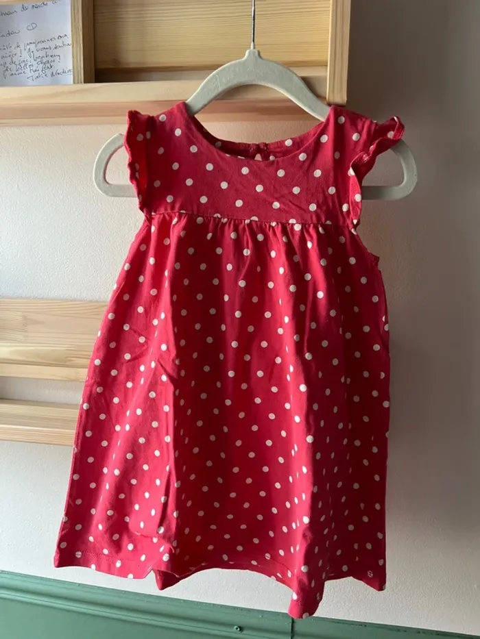 Robe rouge à pois blancs
