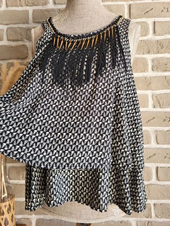 Top fluide imprimé graphique à franges et bijou - Noémie & Co