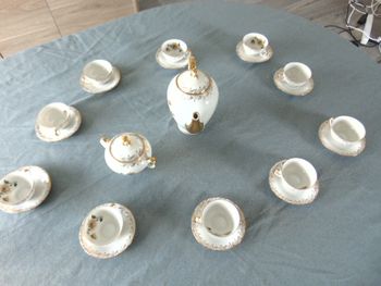 Service à café en porcelaine dure émaillée – Signé Longwy – 8 personnes