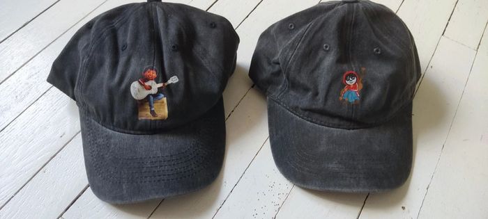 2 casquettes Miguel de Coco de Disney