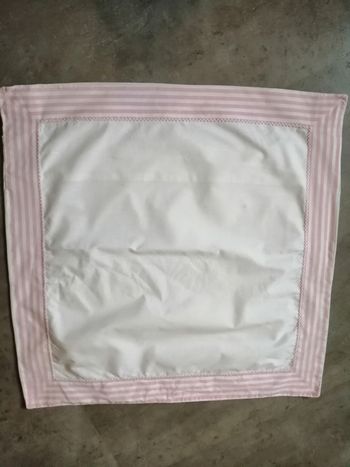 taie d'oreiller carrée rose et blanche