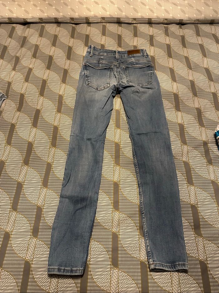 Jeans troués - photo numéro 2