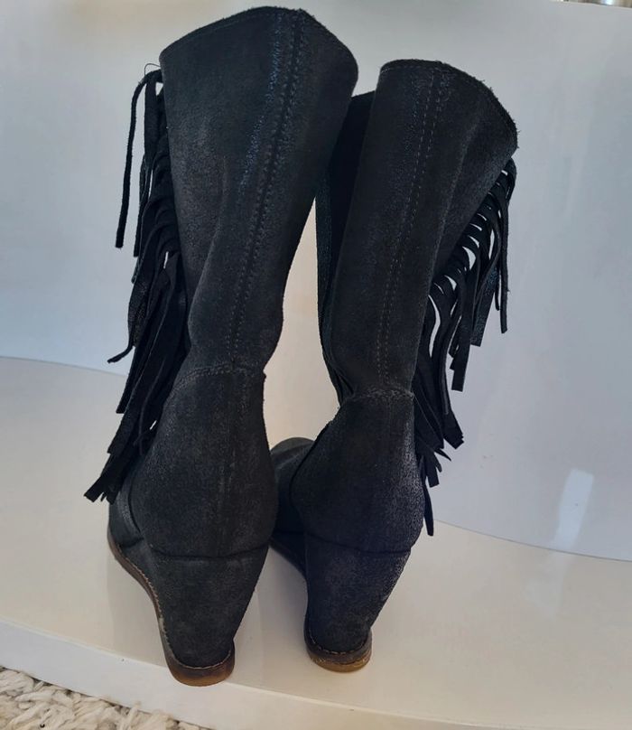 Bottes noires à franges mi hautes en daim talon compensé Galeries Lafayette Taille 39 - photo numéro 2