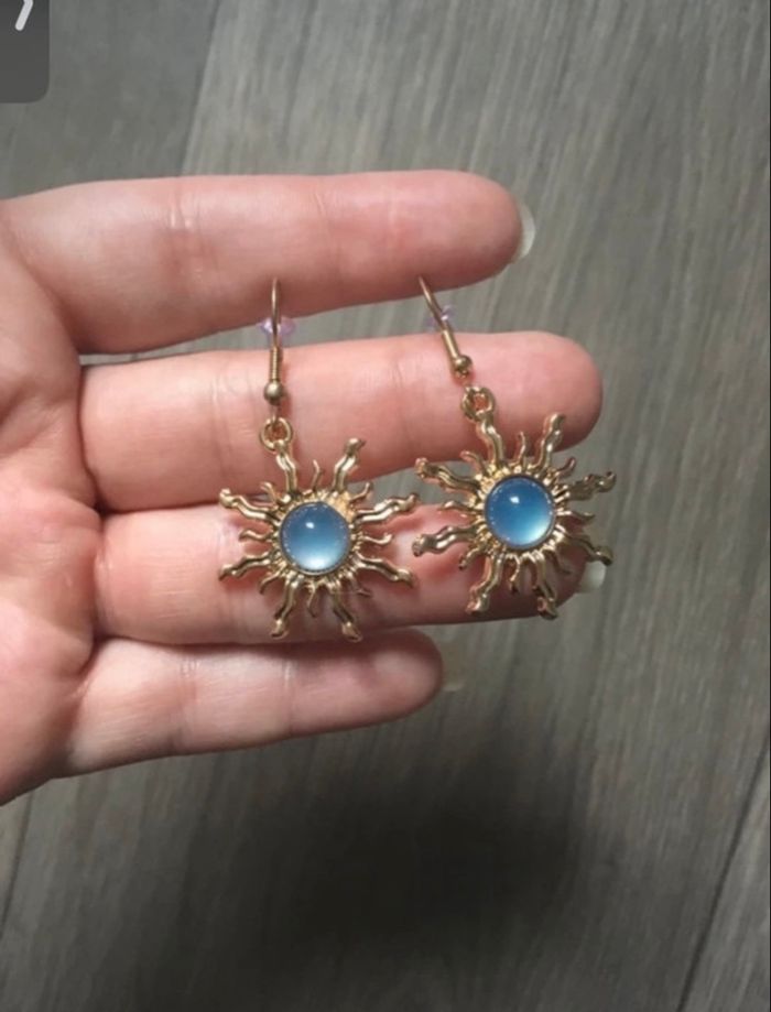 Boucles d’oreilles pendantes NEUVES femme en forme de soleil ☀️ couleurs bleu clair et doré