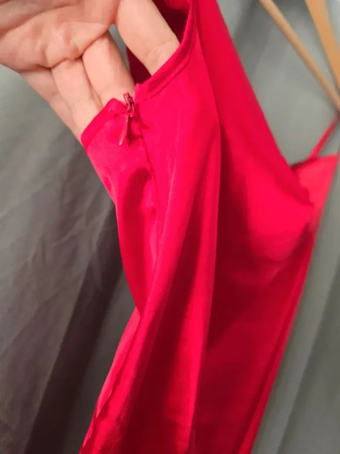 Robe rouge en satin - photo numéro 4