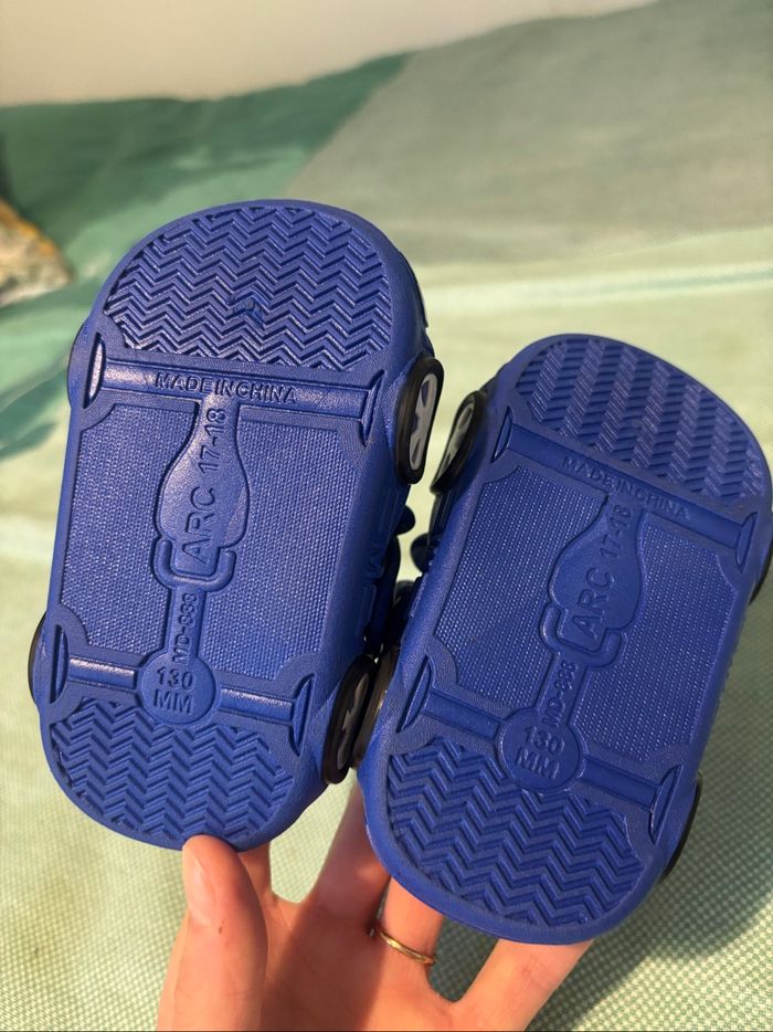 Crocs voiture de sport bébé taille 17/18 - photo numéro 4