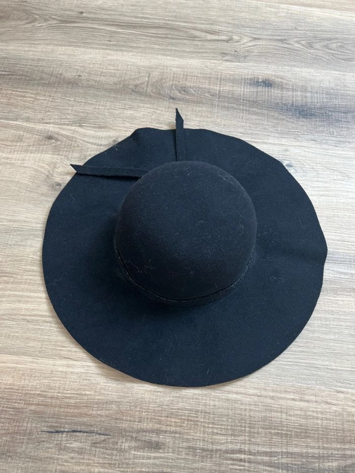 Chapeau noir en feutrine