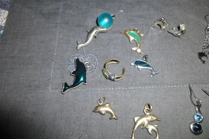 enorme lot de bijoux dauphins - photo numéro 2