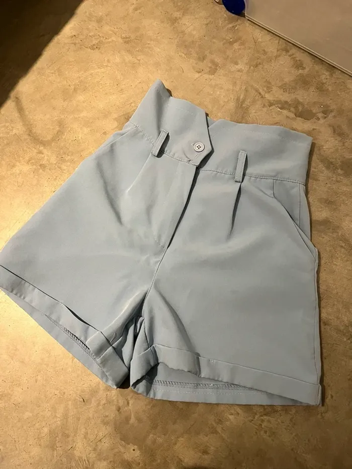 Short bleu clair taille haute