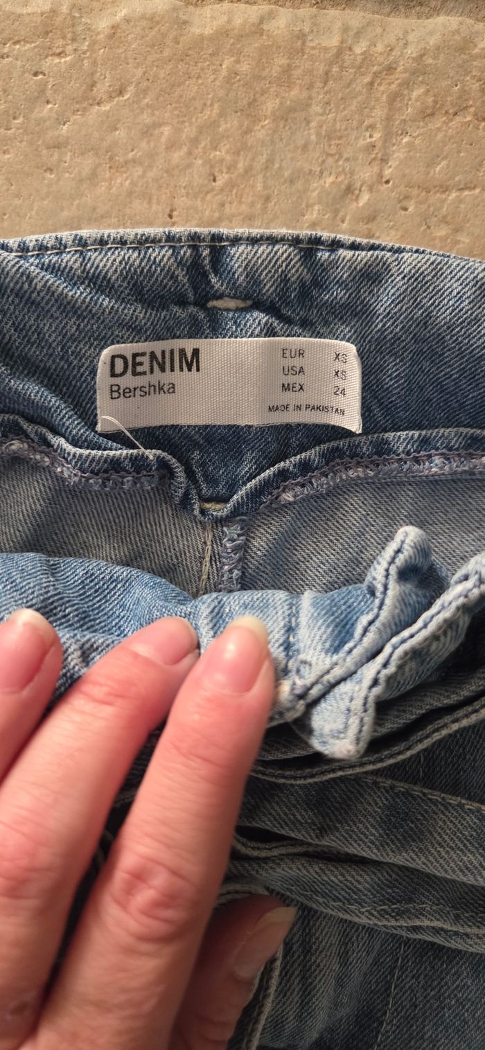 Jean mom Bershka taille haute avec ceinture – coupe tendance – T. XS – excellent état - photo numéro 3