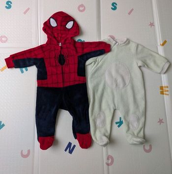 Sur pyjamas 6 mois bon état