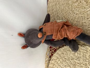 Doudou Loup noir salopette orange La Grande Famille MOULIN ROTY