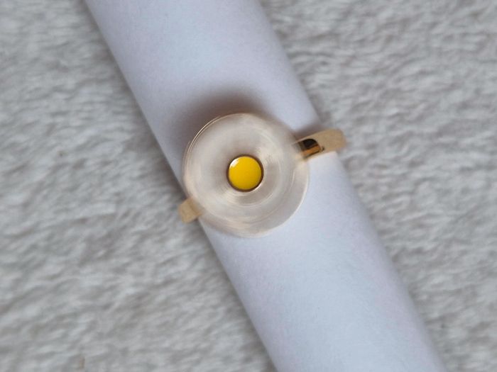 Superbe bague fleur rotative acier inoxydable fleur blanche et jaune - photo numéro 4