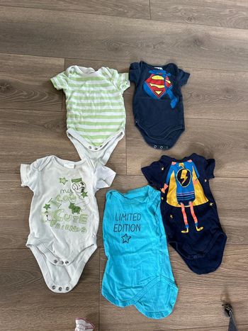 Lot 5 bodies manches courtes 6mois