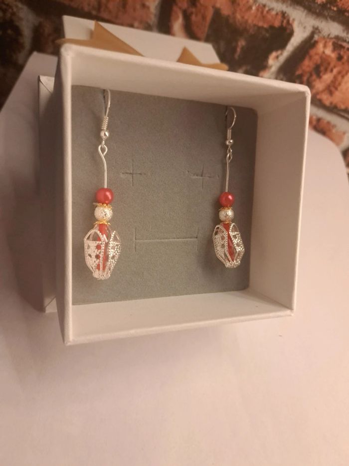 Boucles d'oreilles pendante rouge blanche argenté doré - photo numéro 5