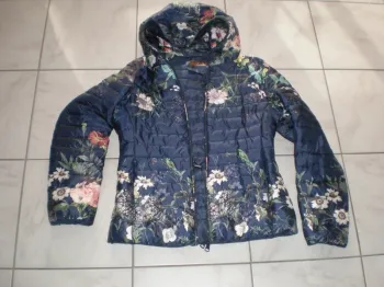 Blouson avec capuche marque Attrait