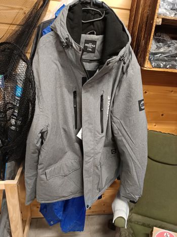 Parka homme Je vends ce manteau d'hiver gris de la marque Spro Freestyle, taille XXL. Mesures en photos
- Type de produit : Manteau
- Marque : SproFreestyle
- Taille : XXL
- Couleur : Gris / Anthracite
- Caractéristiques : Capuche, Fermetures é