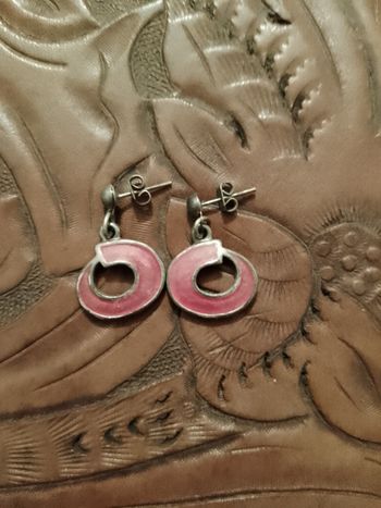 boucles d'oreilles roses sur métal argenté.
