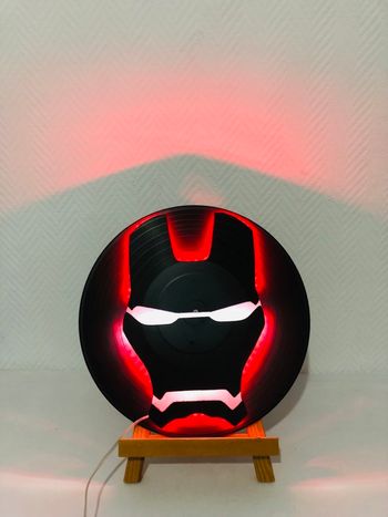 Cadre lumineux sur disque vinyle Ironman