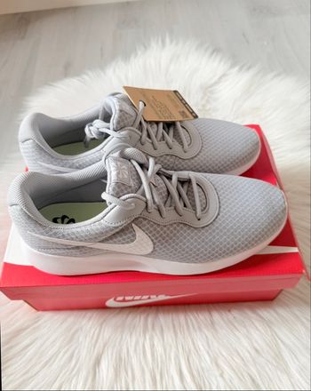 Baskets Nike – Taille 44,5 – gris clair/blanc – Neuf avec étiquette