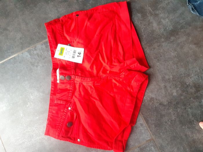 Short rouge neuf - photo numéro 3