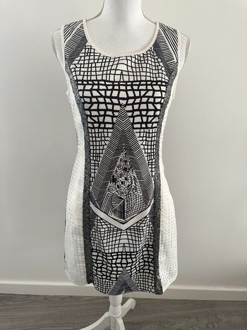 Robe noire et blanche géométrique T38