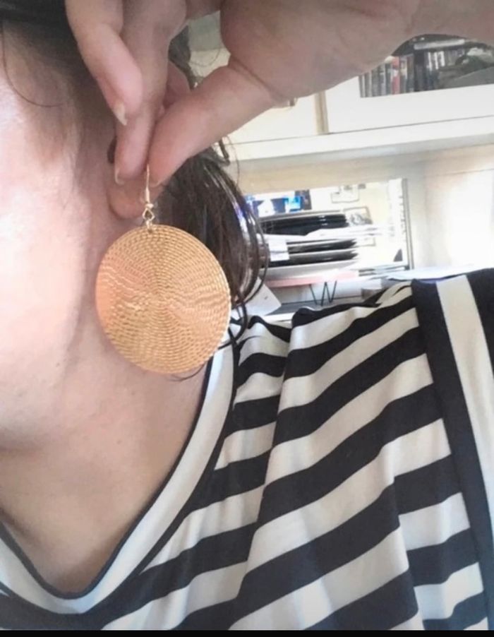 Boucles d’oreilles pendantes NEUVES pour femme forme ronde couleur doré - photo numéro 2
