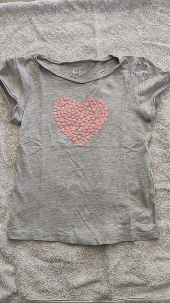 T-shirt gris coeur rose et gris h et m 8 ans