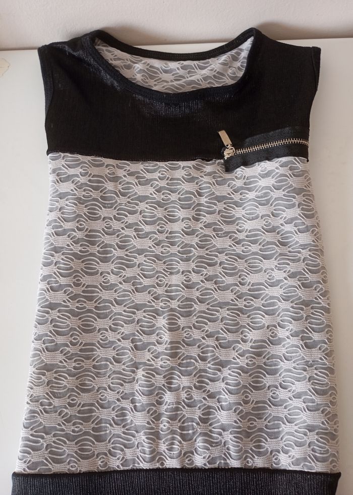 Robe sans manche . 10 ans .Noir brillant et bande dentelle . Polyester élasthanne. Très bon état . - photo numéro 4