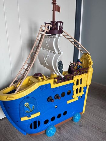 Bateau le puissant colosse de Jack et les pirates