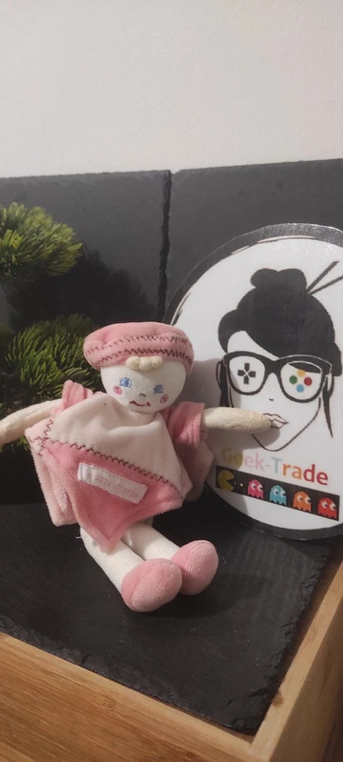 Doudou poupée fille béret et cape rose chapeau rose sucre d'orge